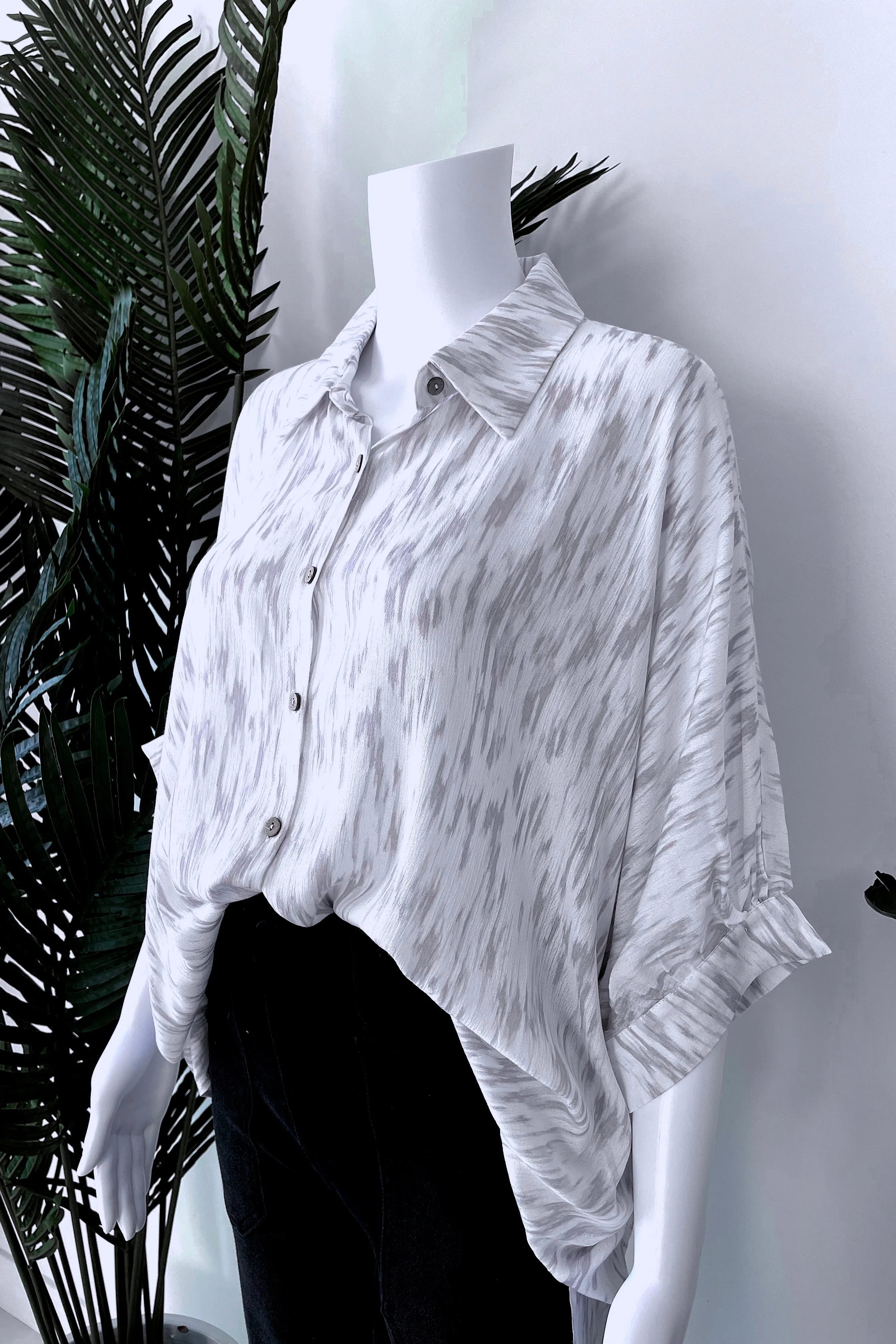CAMPTON BUTTON DOWN TOP IN IVORY   GREY