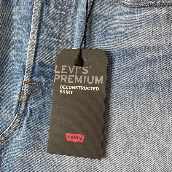 Levi’s Premium Deconstructed Denim Mini Skirt Diamond in the Rough Size 26 / 2