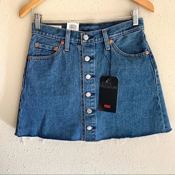 Levi’s Women’s Mini Button Medium Blue Denim Skirt Size 26 NWT