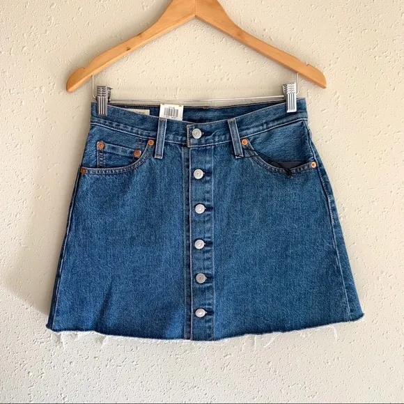 Levi’s Women’s Mini Button Medium Blue Denim Skirt Size 26 NWT