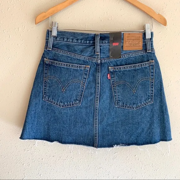Levi’s Women’s Mini Button Medium Blue Denim Skirt Size 26 NWT