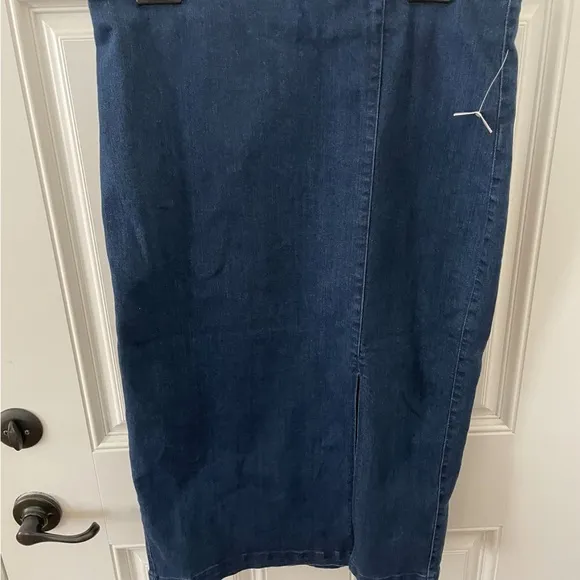 NWT Belle Vere Denim Skirt Set. Blue. Size Medium.